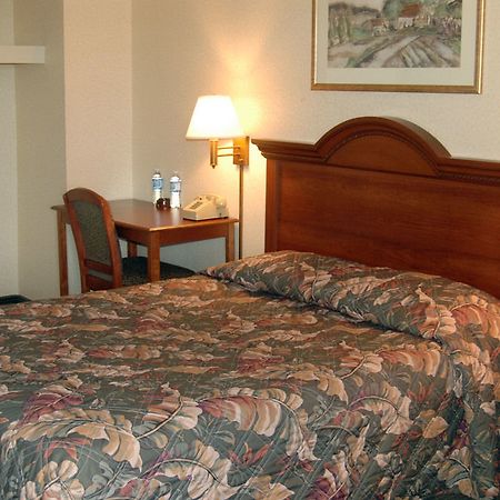 Shore Pointe Motor Lodge Of St Clair Shores ローズビル エクステリア 写真