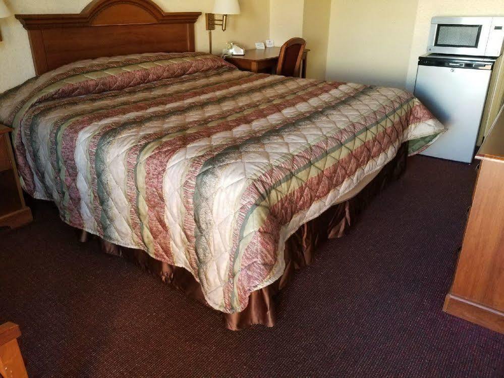 Shore Pointe Motor Lodge Of St Clair Shores ローズビル エクステリア 写真